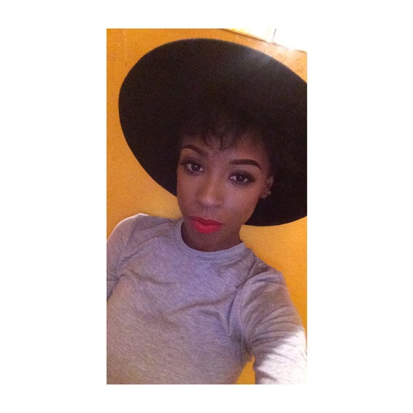 Meet your Posher, Gina Simone - Picture 2 of 2